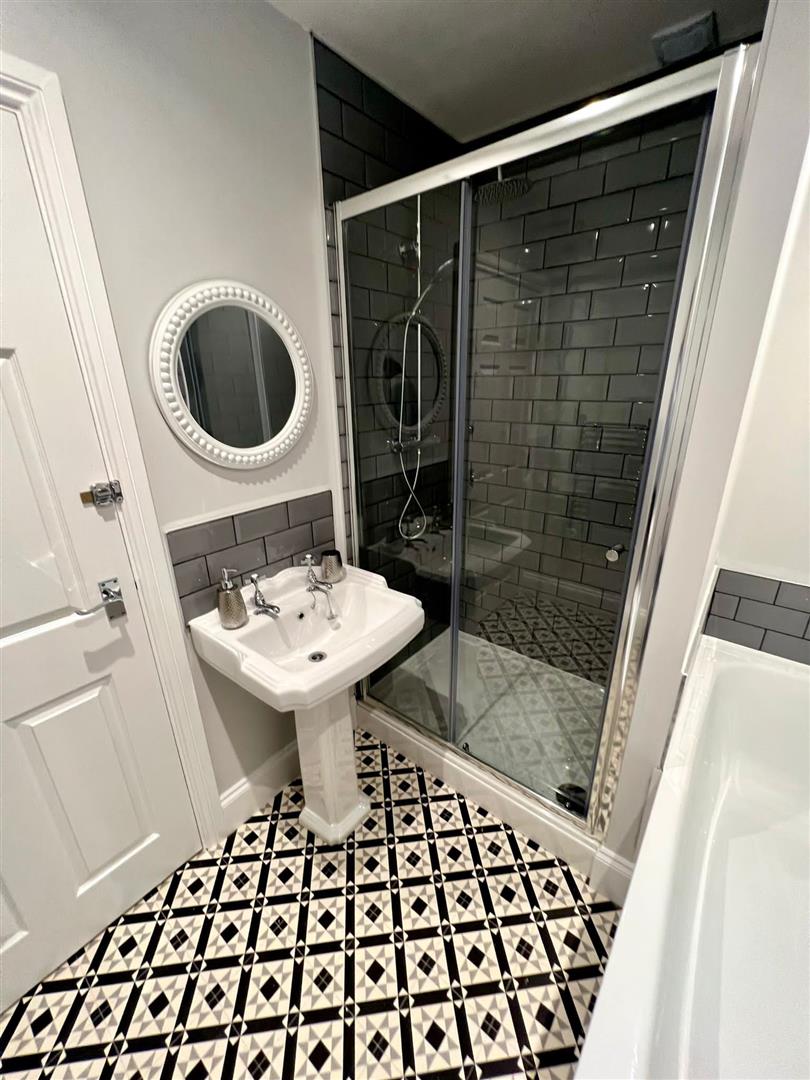 2 Bedroom Apartment To Rent image 9